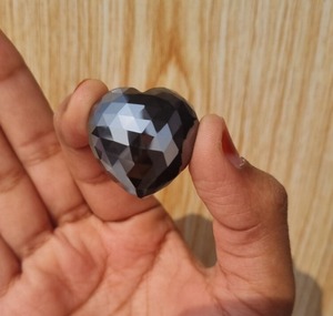 Diamante facetado hecho a mano con forma de corazón de moissanita negra de 29 MM corte AAA - Product Image 2