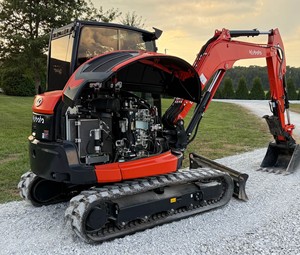 Excavatrice compacte Kubota KX033-4 durable, équipée d'un moteur diesel, pour travaux de terrassement, disponible à la vente. - Product Image 2