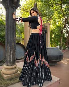 Navratri Wear Mousseline De Coton Avec Conception D'impression Numérique Et Véritable Miroir Travail Avec Fantaisie Dentelle Bordure Travail Lehenga Choli Avec Dupatta - Product Image 2