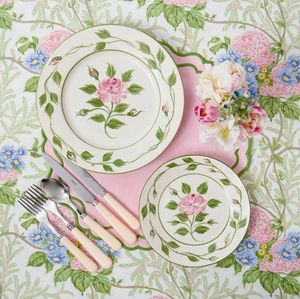 Sets de table en lin cousus à la main travaux brodés qui mettent en valeur l'artisanat et ajoutent de la chaleur aux expériences de repas en famille - Product Image 3