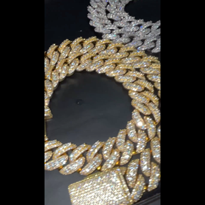 Cadena Hip Hop de 18mm con Incrustaciones de Diamantes, Chapada en Oro de 10k con Moissanita de Alta Calidad, Piedra Principal de Diamante - Product Image 4