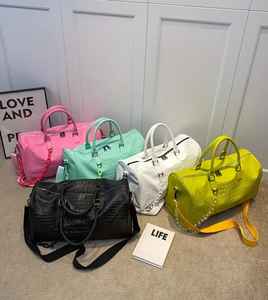 Sac polochon de voyage de grande capacité pour hommes élégants Durable Portable et parfait pour le sac de conception à carreaux noir de plage - Product Image 3