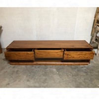 Meuble TV en teck massif durable de style Mid-Century Modern, 3 tiroirs, étagère ouverte, console longue à profil bas pour salon et atelier