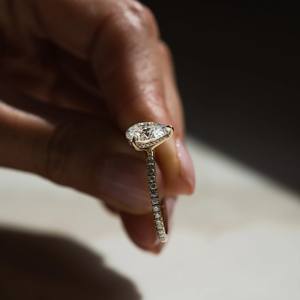 Bague pour homme audacieuse en forme d'étoile Hip Hop faite à la main en argent sterling 925 avec CZ glacé et bijoux de mode urbains plaqués or 18 carats - Product Image 2