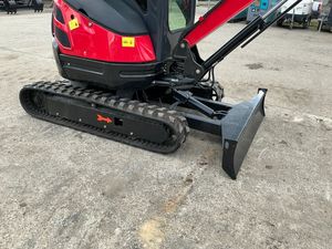 Envío Gratis, Mini Excavadora HT25 de 2.5 Toneladas |   18 kW Diésel |   Cabina Cerrada |   Pluma Giratoria |   Acoplador Hidráulico de Conexión Rápida |   Cucharón de 550 mm - Product Image 6