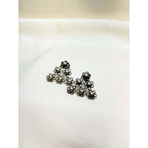 Pendientes Triangulares de Plata 925 con Diseño Floral Jali de Tridha, Estilo Vintage, Aros de Oro de 18K, Pendientes Modernos con Patrón Floral en Oro Rosa - Product Image 4