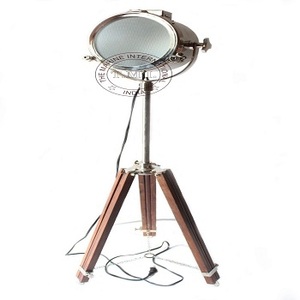 Foco de suelo de aspecto auténtico con trípode ajustable, reflector cromado náutico con soporte de madera - Product Image 5