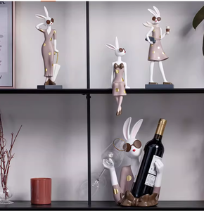 Statua di Ragazza con Palloncini Volanti, Scultura Realistica in Resina Dipinta a Mano, Tema Amore per Decorazione Casa - Product Image 4