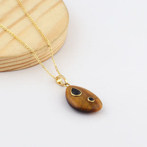 Elegante colgante de ojo de tigre con forma de cabujón y bisel de circonita negra, collar con cadena de cable chapada en oro de 18 quilates para mujer - Product Image 3