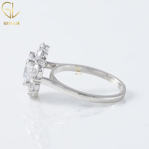 Elegante anillo de bodas de diamante de racimo de moissanita de corte redondo de 2 quilates, anillo de compromiso de halo de Flor de Oro blanco sólido de 14K - Product Image 5