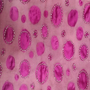 Brodé à la main sur un tissu tabby en soie - Product Image 2