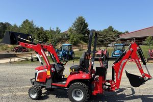 Tracteur Massey Ferguson 1GC.23 de 25 CV de bonne qualité avec chargeur, pelle rétrocaveuse, moteur et accessoire de tondeuse, en stock, prêt à être expédié - Product Image 3