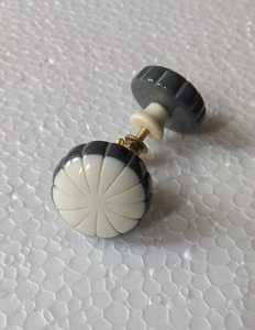 Elegante perilla decorativa de resina con acento de latón para cajones de cocina, armarios, armarios y tiradores de muebles - Product Image 1