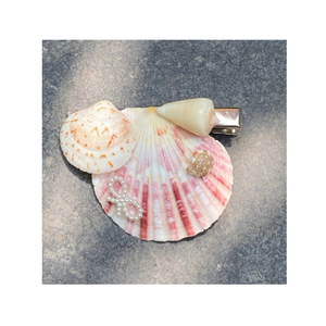 Pinza para el Cabello con Conchas Marinas, Accesorio de Concha Natural Hecho a Mano en Vietnam para Atuendos de Playa y Ropa de Resort - Product Image 1