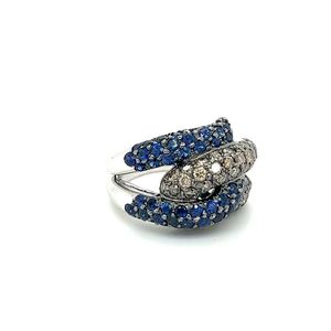 Bague en or blanc saphir bleu rond naturel et diamant marron à 4 rangées de pavés Bague à empiler bleu de 4 carats - Product Image 1