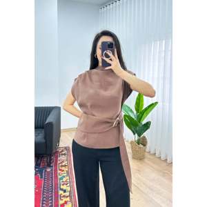 Blusa Elegante para Mujer LUSTRIN, Color Camel, con Detalle de Hebilla Dorada - Blusa Moderna de Mezcla de Viscosa y Nailon para Primavera/Verano - Product Image 3