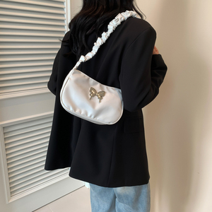 กระเป๋าคลัทช์หนัง PU แฟชั่นฤดูร้อนสีพื้นสำหรับผู้หญิง ดีไซน์เรขาคณิต แต่งระบาย สายคาดแบบสามห่วงโลหะรูปผีเสื้อ กันน้ำ - Product Image 3