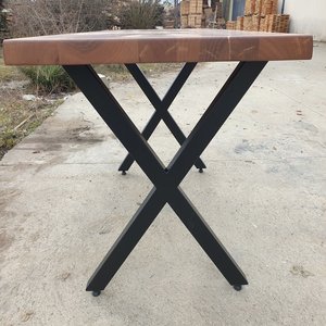 Tavolo in legno di noce naturale