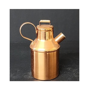 Carafe à eau en cuivre artisanale classique offrant une hydratation naturelle constante pour un usage quotidien dans les cuisines modernes - Product Image 1