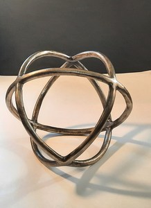 Escultura de metal con asientos integrados para la instalación en parques públicos para proporcionar funcionalidad con estética de diseño creativo. - Product Image 2