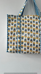 Bolso de mano Floral de bloque de mano grande Reversible de algodón acolchado, bolso de compras hecho a mano de estilo bohemio ecológico abierto para la playa diaria - Product Image 4