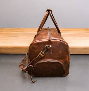 Bolsa de lona de cuero clásica con interior espacioso y cierres de hebilla fuertes - Product Image 2