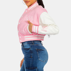 Vestes universitaires élégantes pour femmes, noires et rouges, entièrement personnalisées avec des manches rouges, style de fermeture à boutons sur le devant - Product Image 2