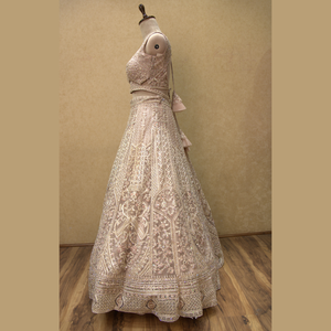 Ensemble Bollywood Luxury Blush Pink Lehenga en tissu filet doux avec broderie Dori traditionnelle pour la fonction porter au prix de gros - Product Image 3