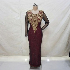 Robe de soirée moulante de luxe en satin respirant, brodée, noire et bordeaux, pour occasions formelles - Product Image 1