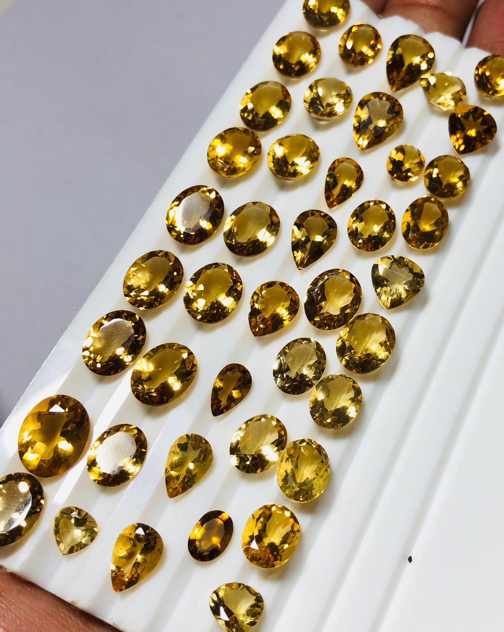 สีเหลือง