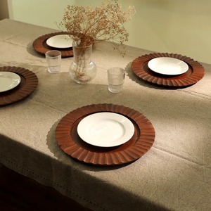 Assiette de présentation en bois brun artisanale cannelée de 13 pouces - Product Image 2