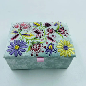 กล่องใส่เครื่องประดับกำมะหยี่ลายดอกไม้หลากสีสัน ดีไซน์ประณีต ทำด้วยมือ รูปทรงปรับแต่งได้ ปักลายด้วยมือ ของชำร่วยงานแต่งงาน ของแจกส่งเสริมการขาย - Product Image 1