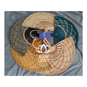 สินค้าขายดี: ช่างฝีมือจากหญ้าทะเลพัดลมนาโน-ของตกแต่งบ้านที่ยั่งยืนด้วยสีแบบดั้งเดิม! -ดอกบัวสีน้ำเงิน - Product Image 1