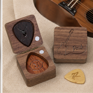 Caja de madera para púas de guitarra, forma cuadrada con tapa, diseño grabado, estilo rústico, estuche de almacenamiento ecológico - Product Image 4