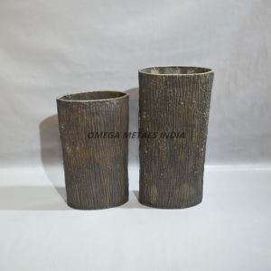 Jarrón moderno de metal blanco texturizado con cuello acampanado de patrón moteado único ideal para exhibir y diseñar interiores sofisticados - Product Image 5