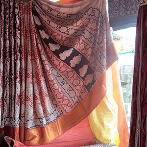 Sari indien traditionnel en soie, motif Kalamkari dessiné à la main, imprimé floral roux, pour usage quotidien et festivals ethniques - Product Image 3