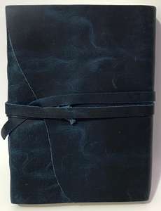 Les revues en cuir de traction à l'huile d'agate sur mesure célèbrent l'artisanat et la durabilité. Idéal pour un usage personnel - Product Image 4