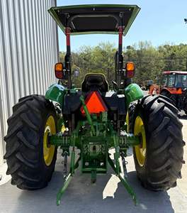 Nuevo Tractor Utilitario John Deere 5065E 2022, 4x4, Motor Diésel de 65 HP, 1 Control Remoto Trasero, Toma de Fuerza 540, Enganche de 3 Puntos, Barra Antivuelco de 2 Postes - Product Image 3