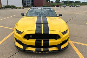 Ford Mustang Shelby GT350 d'occasion de 2017, 15 000 miles, 1 propriétaire, boîte manuelle 6 vitesses, Voodoo V8, Triple Yellow Tri-Coat - Product Image 2