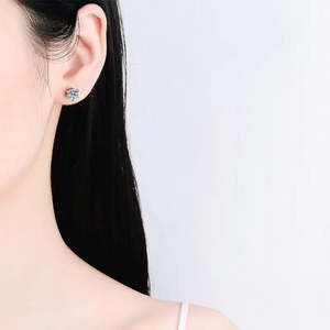 Pendientes redondos de moissanita Sparklite de 0,6-4 quilates - Product Image 5