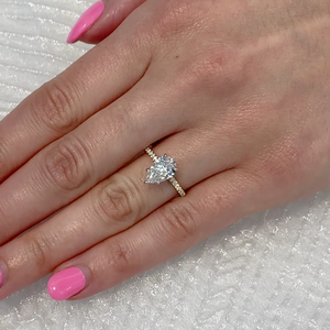 Anillo de Compromiso con Diamante de Laboratorio Certificado por IGI, 2.00 Quilates, Corte Pera, Claridad VVS, Halo Oculto, Opciones en Oro - Product Image 4
