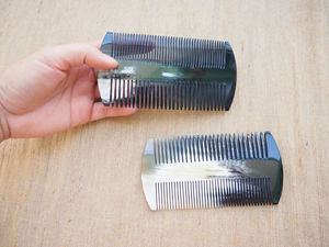 หวีนวดศีรษะรูปพระจันทร์เสี้ยว ทำจากเขาควาย สำหรับร้านเสริมสวย รูปทรงทันสมัย ผลิตตามสั่ง เป็นมิตรกับสิ่งแวดล้อม งานฝีมือจากซานิยา - Product Image 5