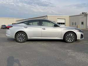 Usado en buen estado 2024 2.5 SV FWD Llantas de aleación R16 izquierdas Asientos de cuero Sistema de navegación Arranque remoto Android Auto Techo solar - Product Image 2