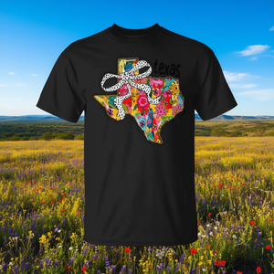 T-Shirt con Fiocco Floreale e Design Vivace dello Stato del Texas per Uso Promozionale - Product Image 3
