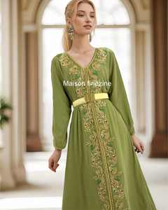 Caftán musulmán tradicional marroquí verde con accesorio bordado dorado - Product Image 3
