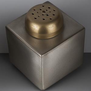 Molinillo de pimienta y coctelera de latón elegante con superficie redonda Lisa Artesanal que ofrece acento decorativo para interiores de comedor - Product Image 2