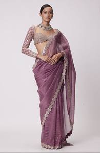 บอลลีวูดบล็อกบัสเตอร์ส่าหรีลายดอกไม้ดั้งเดิมพร้อมเสื้อเบลาส์แบบ unstarched ดีไซน์กระจกหนังเทียมคุณภาพสูง - Product Image 4