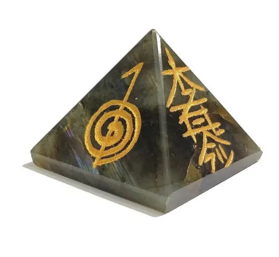 Meilleure Qualité Offre Spéciale En Vrac Naturel Labradorite Reiki Symbole Gravé Pyramide 30 mm Cristal De Guérison