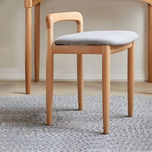 Tabouret de maquillage en teck massif avec coussin de couleur naturelle, idéal pour les zones de maquillage. - Product Image 1