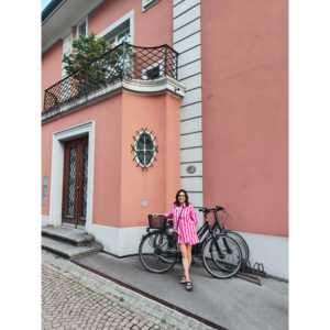 เสื้อเชิ้ตลายทางสีชมพูทรงโอเวอร์ไซส์สำหรับผู้หญิง - เสื้อเบลาส์หรูหราสำหรับทุกโอกาส - Product Image 2